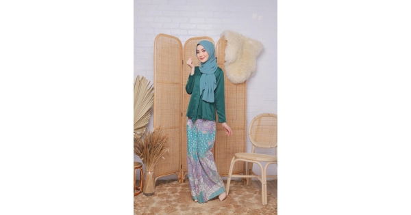 Classic Kebaya Batik  in Emerald  Green 