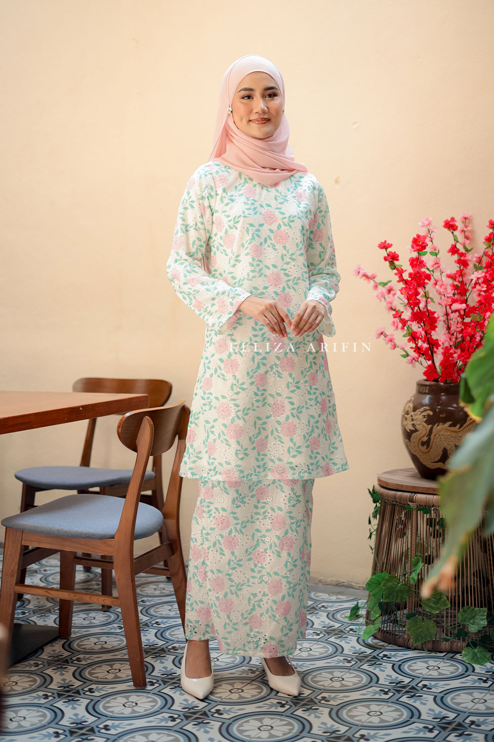 Salima Kurung in Suci