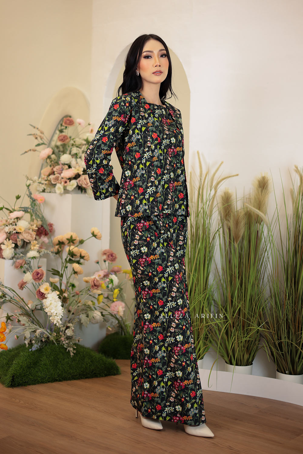 Mekar Kurung in Summer Black