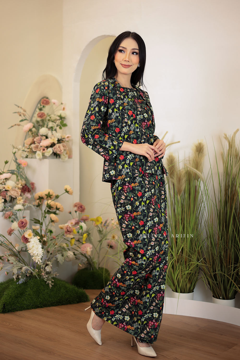 Mekar Kurung in Summer Black